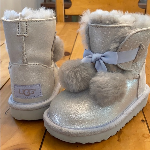 girls gray uggs